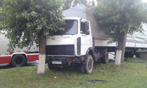 На Ломоносова фура снесла столб: водитель большегруза был болен