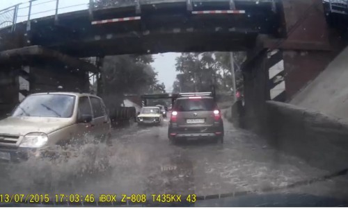 Видео: в понедельник на перекрестке улиц Мельничной и Комсомольской затопило дорогу