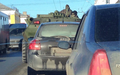 По центру Кирова проехал БТР