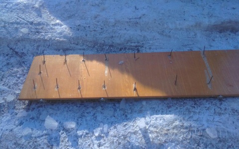 В Кирове на парковочное место положили фанеру с забитыми гвоздями