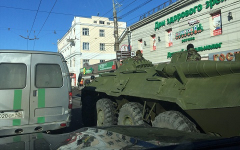 Стало известно, почему по Кирову ездил БТР