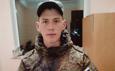 Одноклассники собирают помощь болеющему парню, оставшемуся без крыши над головой