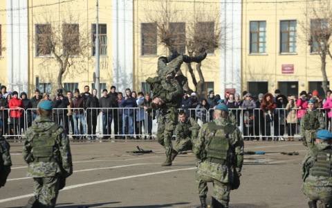 Фоторепортаж: глава Кировской области оценил выступления курсантов спецподготовки