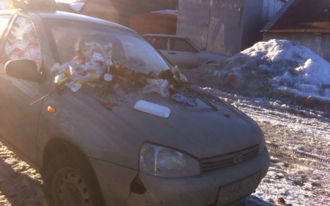 В Котельниче на автомобиль, который перегородил проход, скинули мусор
