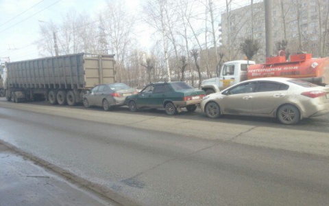 Массовое ДТП в Кирове: на Луганской столкнулись фура и три легковушки