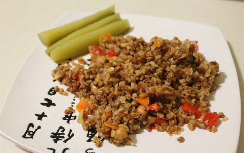 Необычный гарнир: гречка с фасолью и овощами