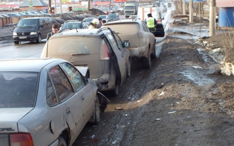 На Ломоносова в Кирове столкнулись сразу 5 машин
