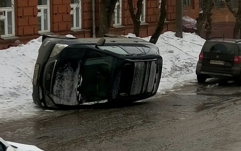 В центре Кирова перевернулся Lexus