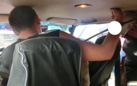 В Кировской области арматура пробила машину и вонзилась в руку водителя