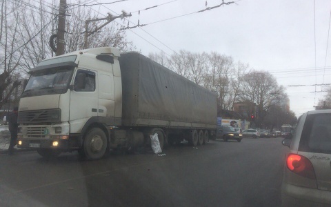 На Производственной большегруз насмерть сбил пешехода