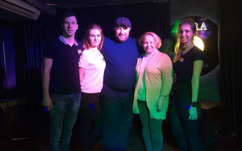 Актриса Светлана Пермякова спела в караоке в кировском ночном клубе