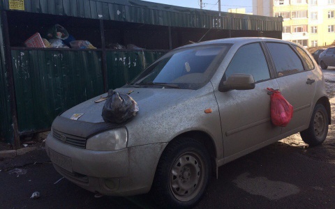 Новый тренд: в Кирове на машины автохамов скидывают мусор