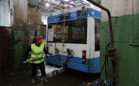 Фоторепортаж: как в Кирове моют троллейбусы и почему это похоже на фитнес