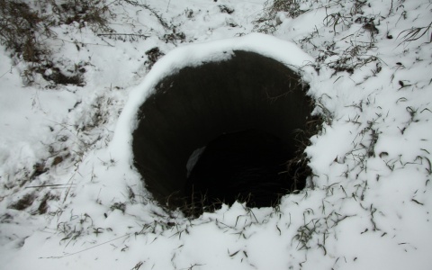 В Кировской области ребенок провалился в открытый канализационный люк