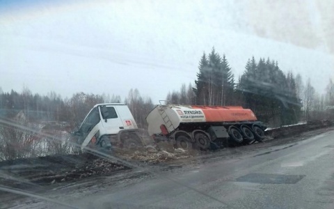 Очевидец: "Под Кировом бензовоз съехал в кювет из-за плохо очищенной дороги"