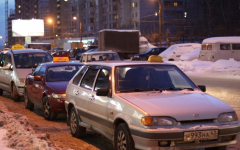 В Кирове таксист-бомбила обокрал пассажира на 72 тысячи рублей