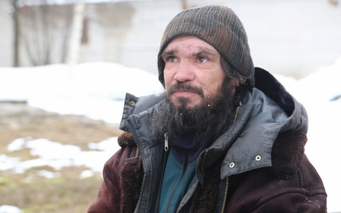 Мужчина с ампутированными ногами 3 года живет на теплотрассе на Филейке