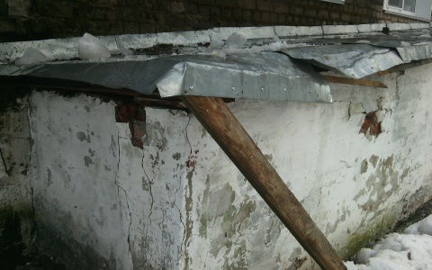 На Ленина коммунальщики чистили крышу от снега и повредили другую крышу