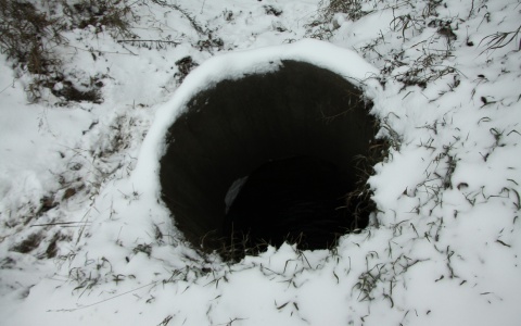 В Кировской области помощник прокурора спасла ребенка, упавшего в люк