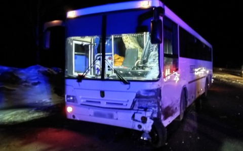 В Кировской области ВАЗ врезался в автобус: погиб мужчина