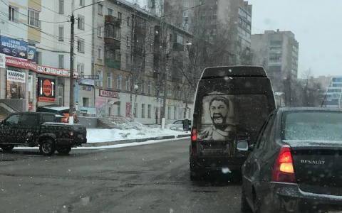 Царь Леонид, Виктор Цой: кого еще рисует кировская художница на грязных авто