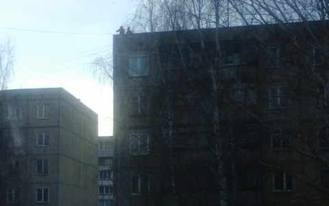 В Кирове по краю крыши дома бегали дети