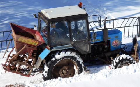 В Нововятске застрял трактор в снегу, который приехал убирать