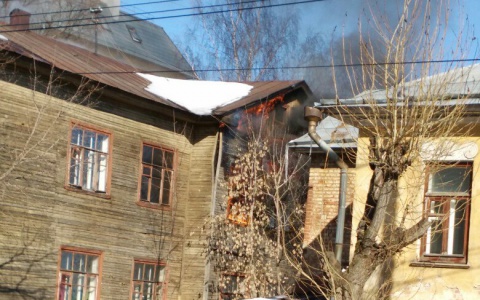 В центре Кирова горит двухэтажный дом