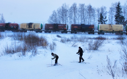 В Кировской области 13-летний зацепер спрыгнул с поезда и повредил голову