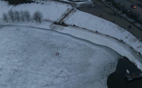 В парке имени Кирова дети перешли пруд по тонкому льду
