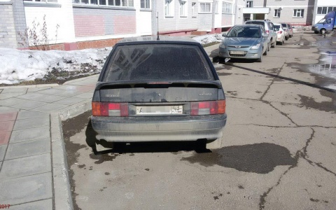 В Чистых прудах пенсионерка выкинула банку с водой с 6 этажа на машину