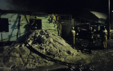 В Садаковском в пожаре сгорел частный дом и два автомобиля