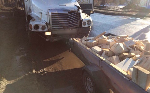 В Кирове на Луганской фура въехала в иномарку с груженым прицепом