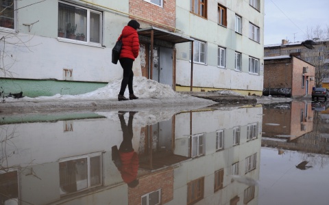 Глава мэрии потребовал от коммунальщиков срочно осушить озера во дворах Кирова