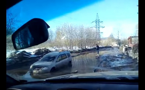 В Кирове авто застряло в луже: водитель несколько часов ждал помощи