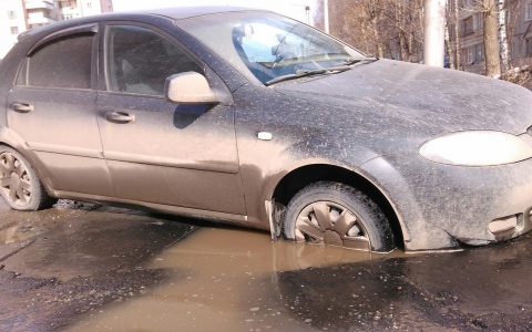 На проспекте Строителей под колесами иномарки провалился асфальт