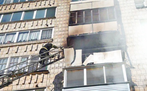 На Ленина загорелся балкон многоэтажки: появилось видео с места пожара