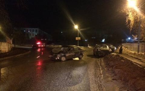 В Кирове водитель Porsche Cayenne врезался в авто: пострадали трое