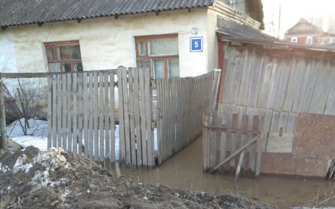 В Кирове жилой дом затопило талой водой