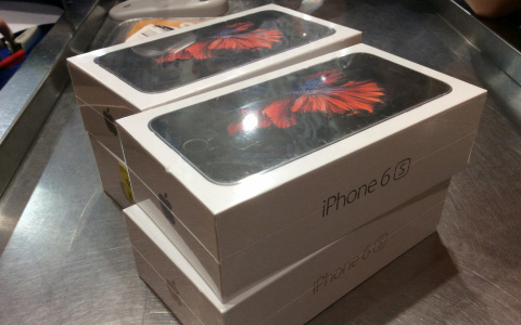 В Кирове неизвестный украл в салоне связи 20 iPhone