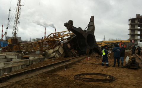 В Кирове на стройке упал башенный кран