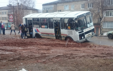 В Радужном «пазик» с пассажирами завяз в грязи