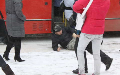 В Кирове кондуктор вытолкнула мужчину из автобуса: пассажир сломал ногу