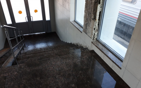 На кировском вокзале после многомиллионного ремонта потекла крыша