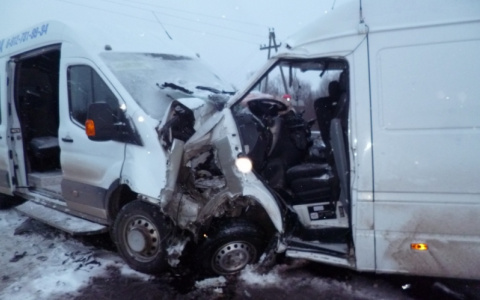 Появились фото с места ДТП на трассе Киров-Советск, где пострадали 12 человек