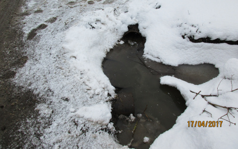 Власти Вахрушей объяснили, почему не уберут лужу, куда падают дети