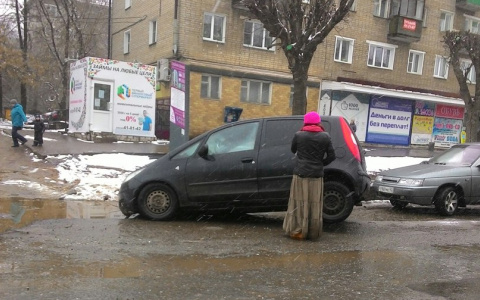 Дорожные ловушки: 5 фото машин, которые не смогли выбраться