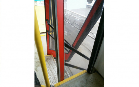 В Кирове у автобуса 23 маршрута на ходу выпала дверь