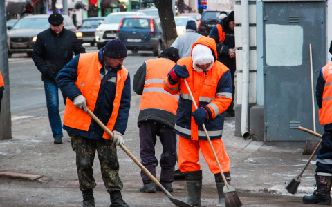 Сотрудников САХа оденут в белые плащи, если город не очистят от мусора к 1 мая