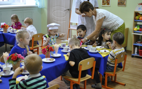 Путевки в детский сад: власти дают малышам места далеко от дома